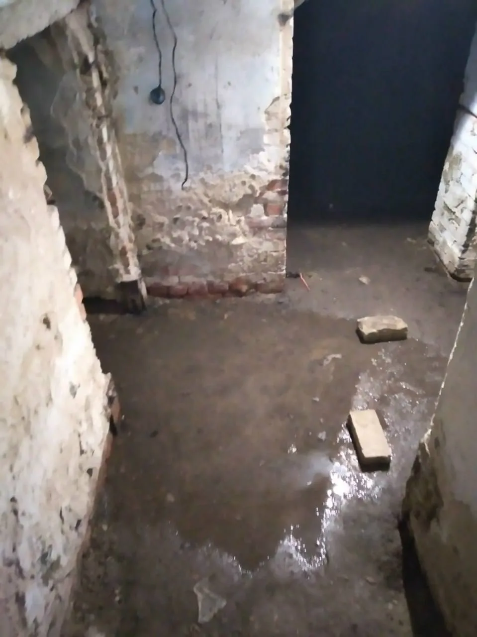 🏠 Жители дома на улице 50-летия НПЗ жалуются на затопленный подвал и неприятный запах.