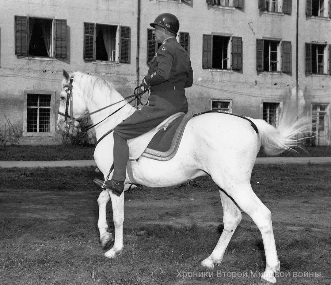 Санкт-Мартин-ам-Тенненгебирге, Австрия, 22 августа 1945 года. Американский генерал Джор...