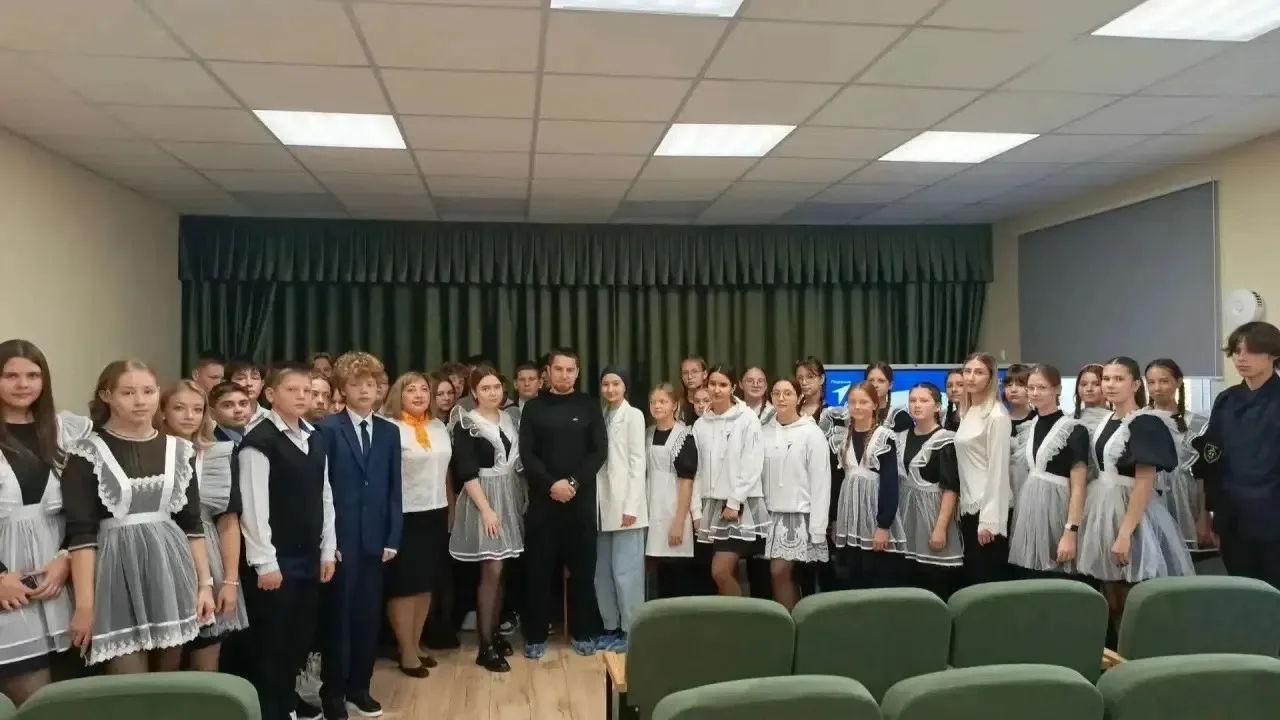 🪖В рамках акции «Благодарю» в Новошешминском лицее прошла особенная «Классная встреча»...