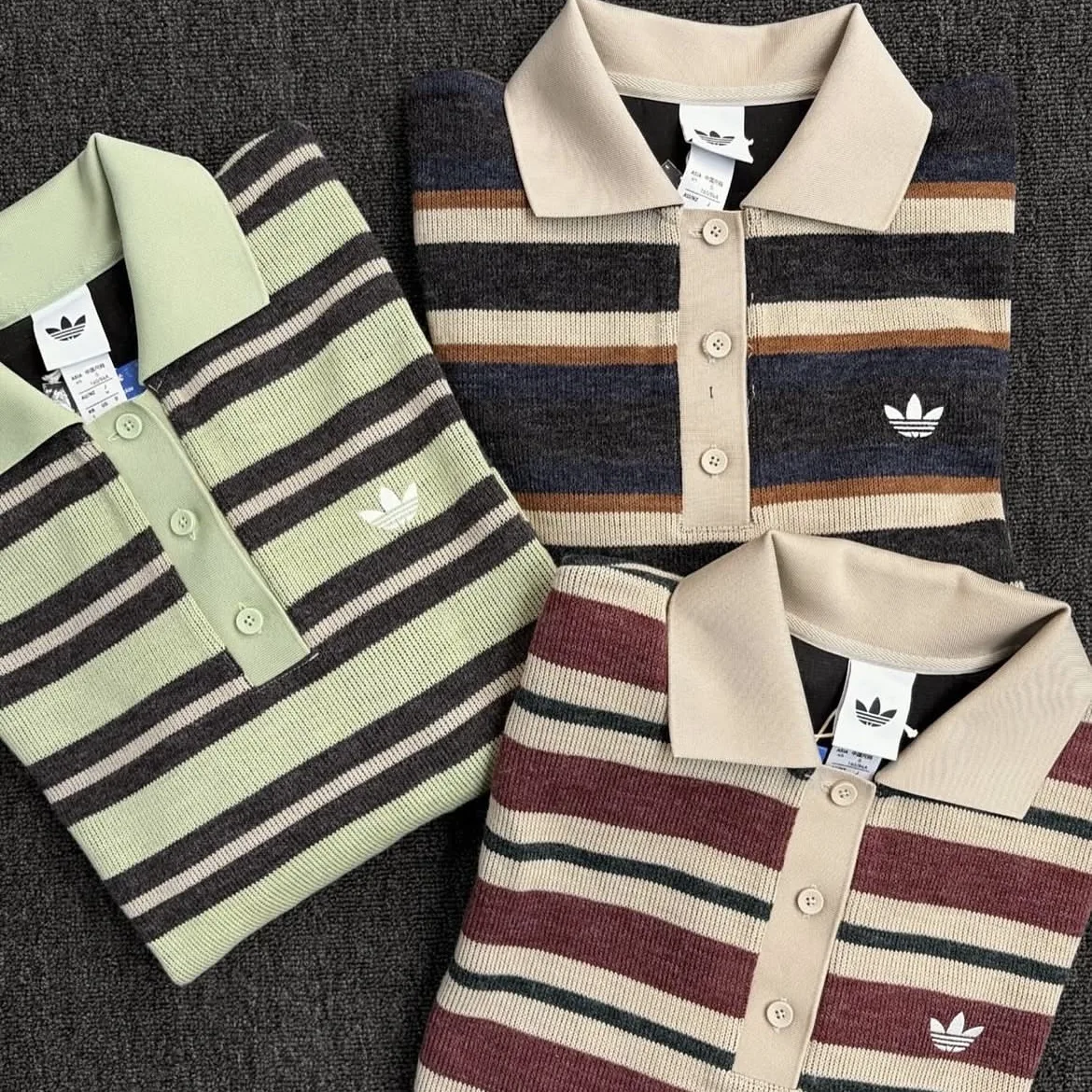 Вязаные поло в полоску от Adidas - одна из тех вещей, которые идеально вписываются в ос...