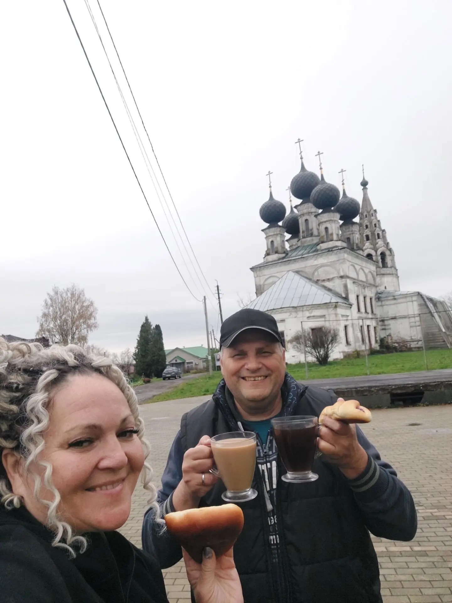 Видите на заднем плане первого фото церковь? Это храм "Воскресения Христова" в Сусанино...