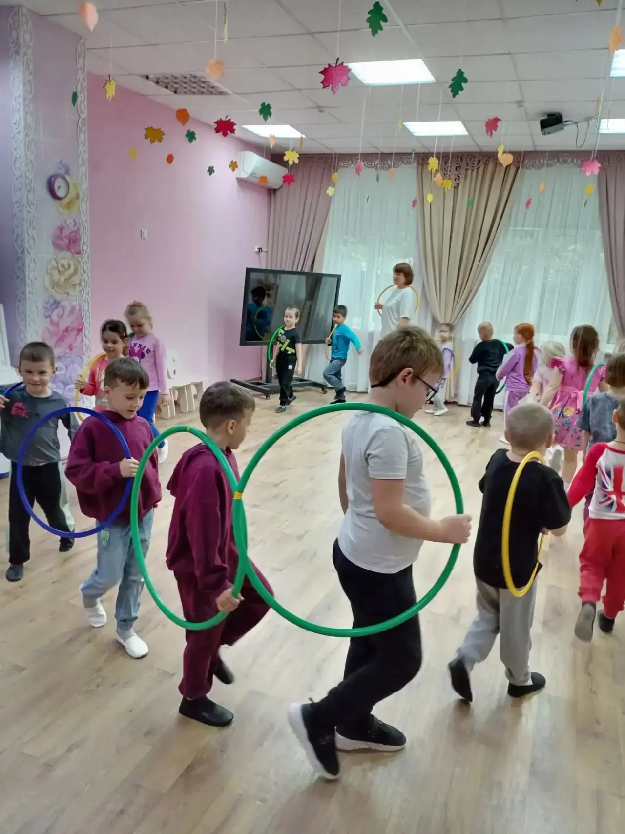 Утренняя гимнастика с обручами.