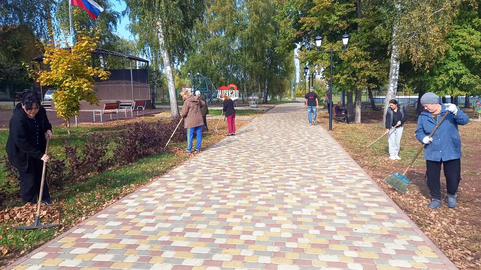Листопад, метла и улыбки: у «Салюта» был самый уютный участок 🍁🧹