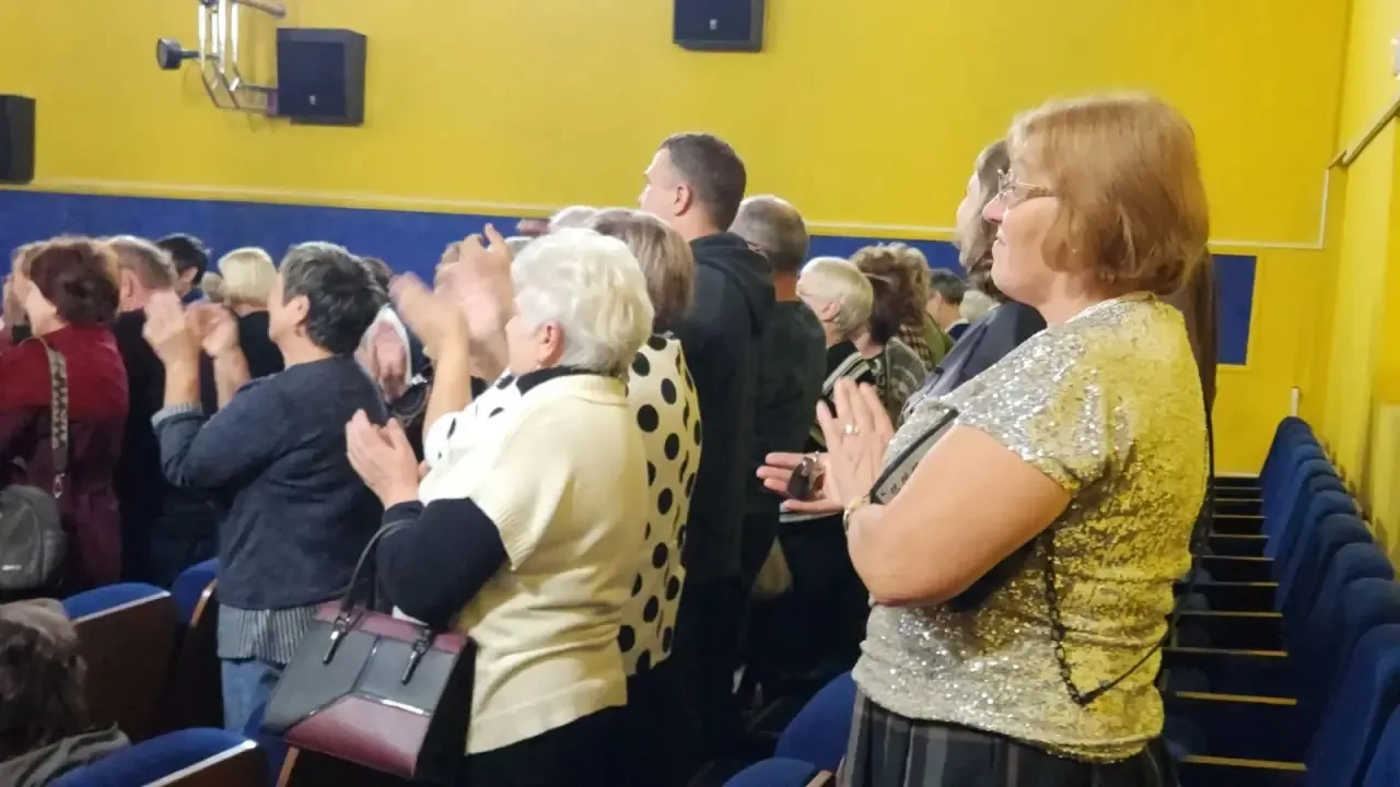 Вчера  в ДК «Сибиряк» города Алзамая было особенно тепло и музыкально. К нам приехали д...