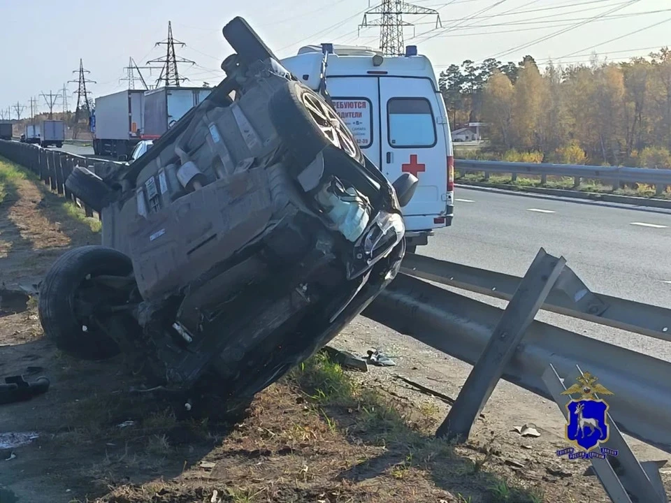 Женщина на Hyundai Solaris врезалась в отбойник на трассе М-5 в Самаре