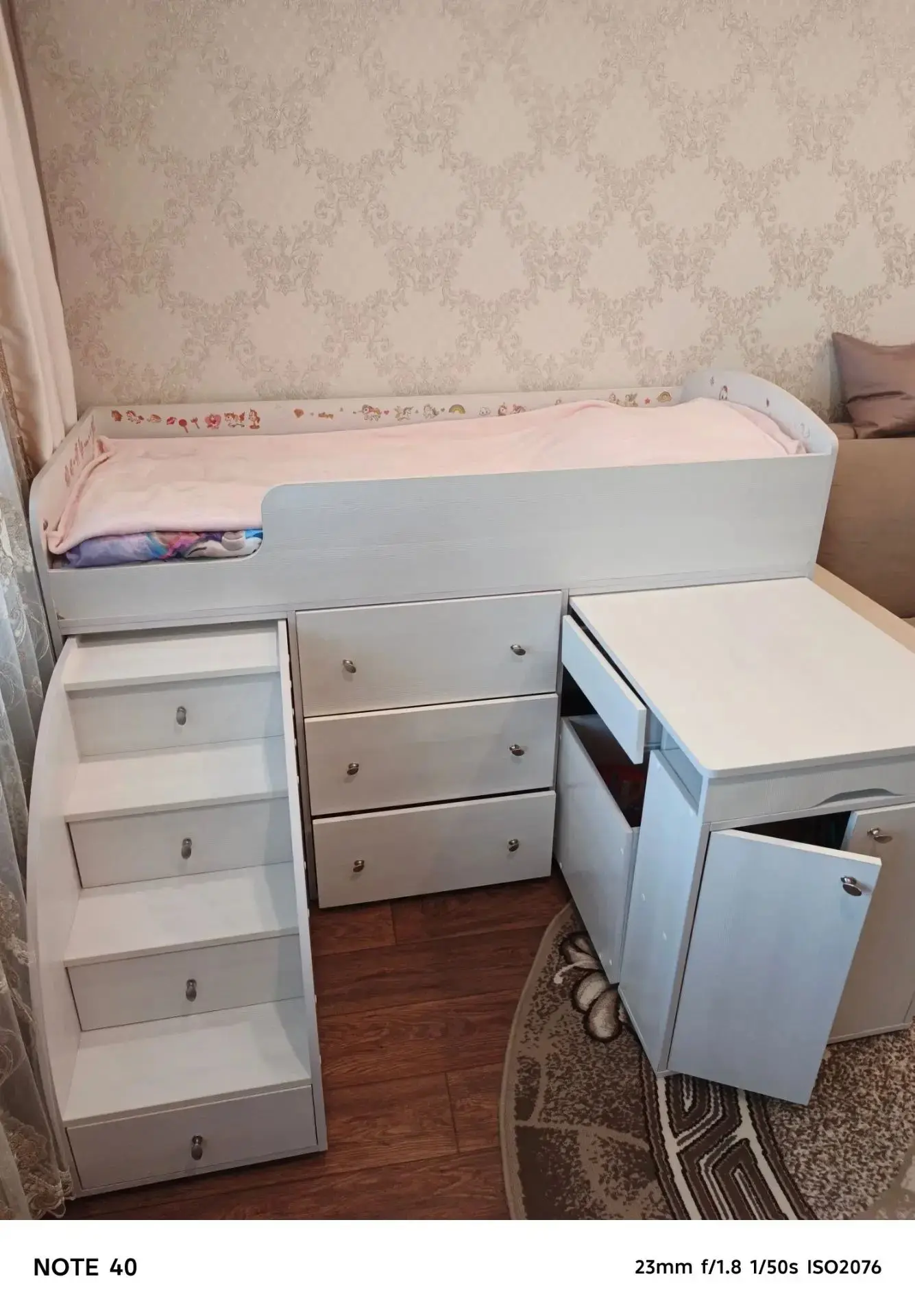 Продам кроватку трансформер. Под кроваткой выдвигается лестница на 4 ступеньки,в 3 из н...