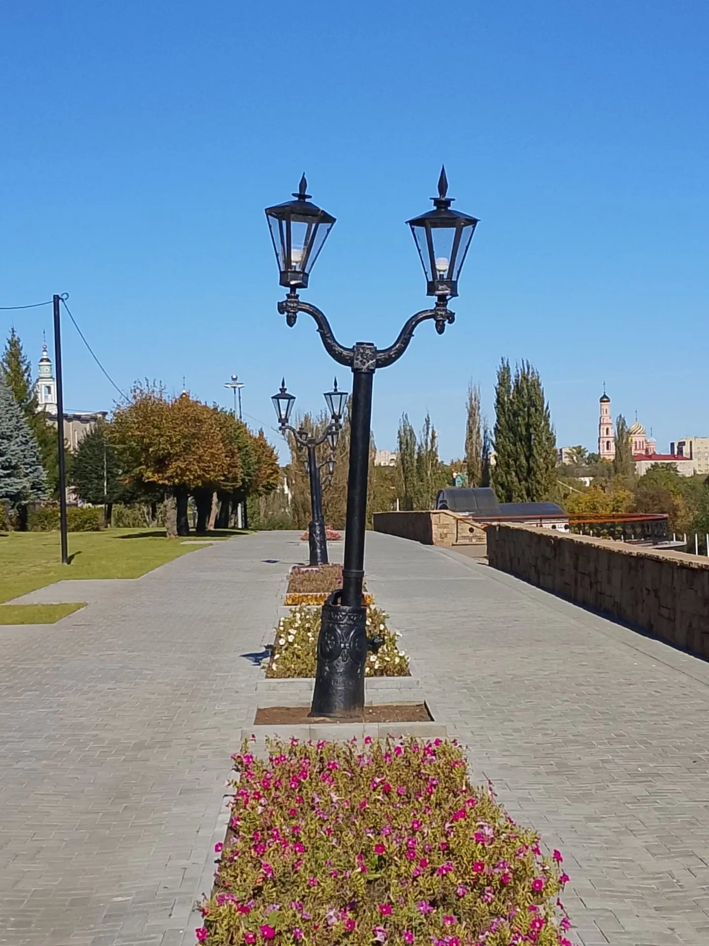 Подписчики снова обращают внимание на «танцующие» фонари на Набережной.