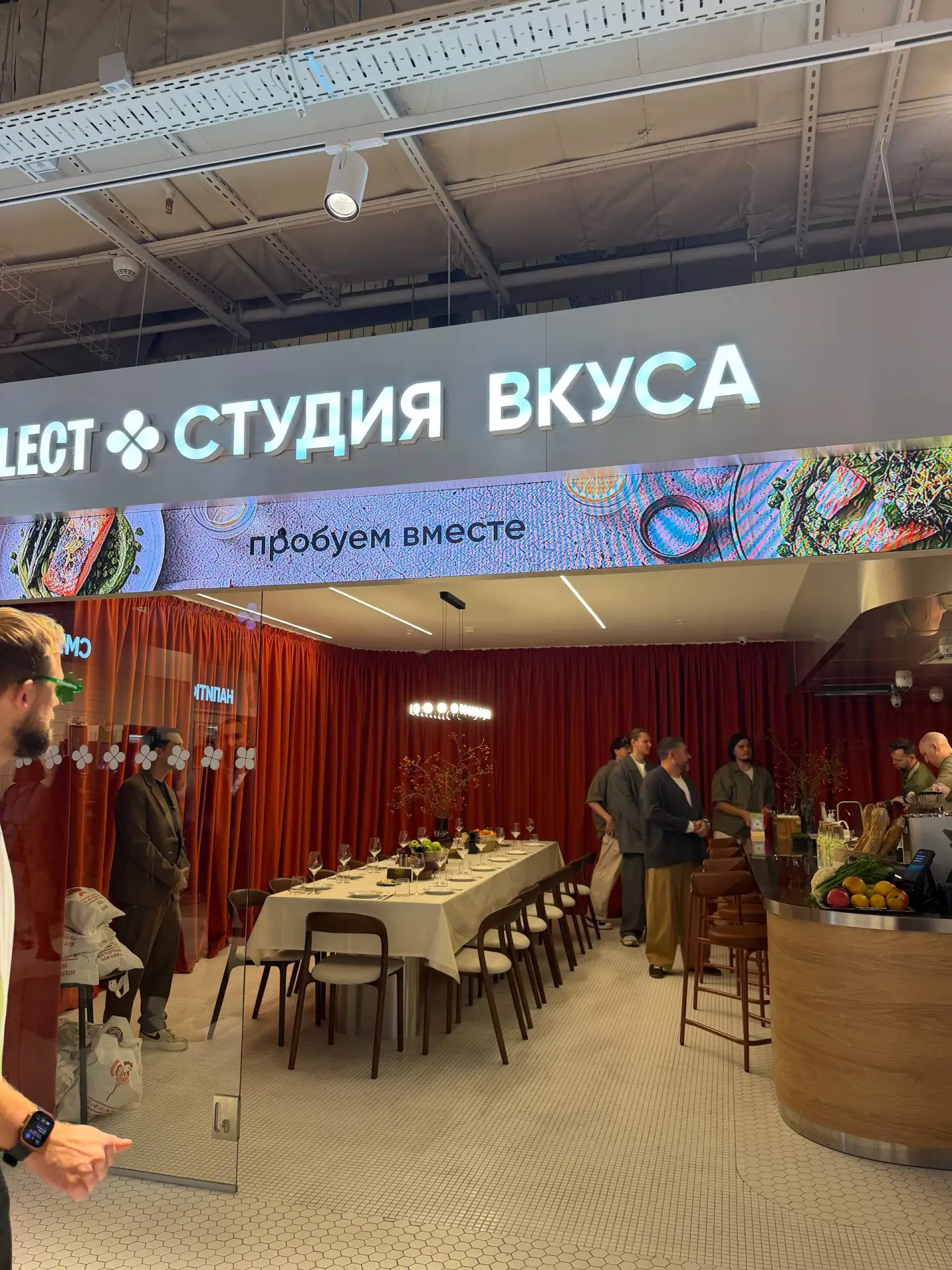 А вот так выглядит тот самый «Перекрёсток» нового формата в Афимолле.