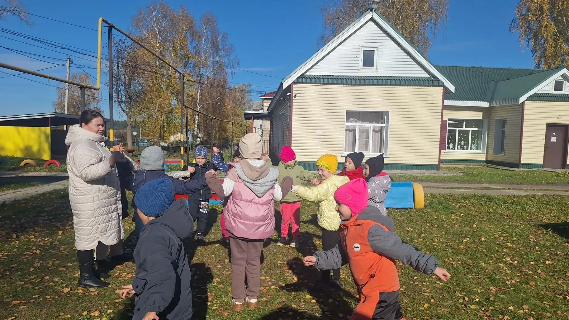 🐾 А у нас во дворе игра кипит! 🏃‍♀️💨
