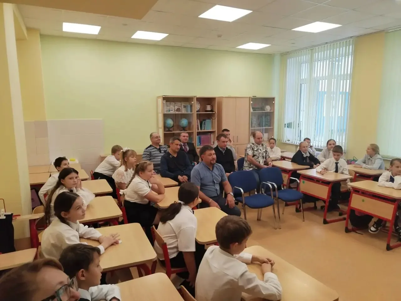 Сегодня в 4 «А» классе прошло особенное мероприятие ко Дню Отца! 💛 Его с душой подгото...