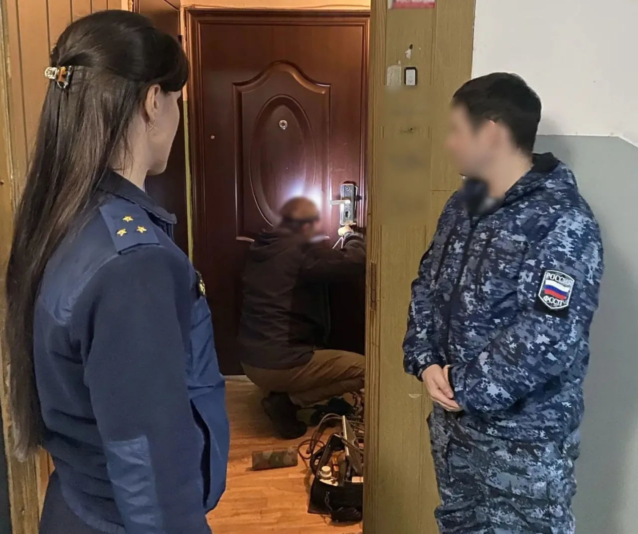 В Керчи приставы вскрыли квартиру, чтобы вселить в неё бывшего супруга