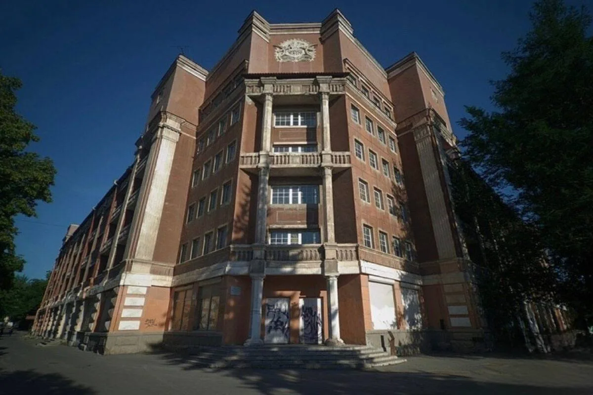 Заброшенную гостиницу «Мадрид» на Уралмаше уже 3 раз выставили на продажу! Что здесь пл...