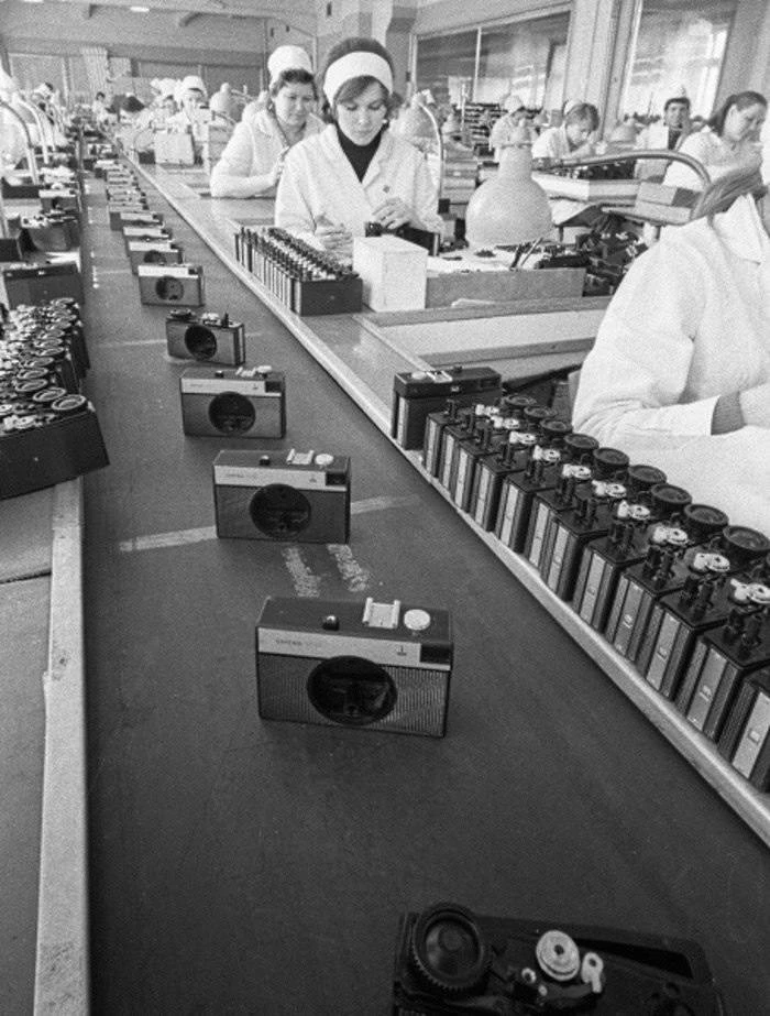 На фотографии конвейер по производству фотоаппарата СМЕНА-8м (Объединение ЛОМО, Ленингр...