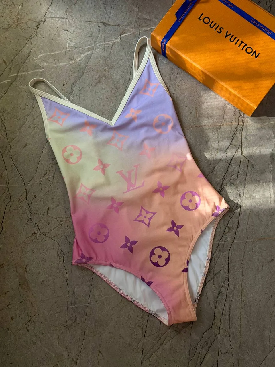 Новый купальник Louis Vuitton, маркировка 34, в комплекте: коробка, лента, чек
