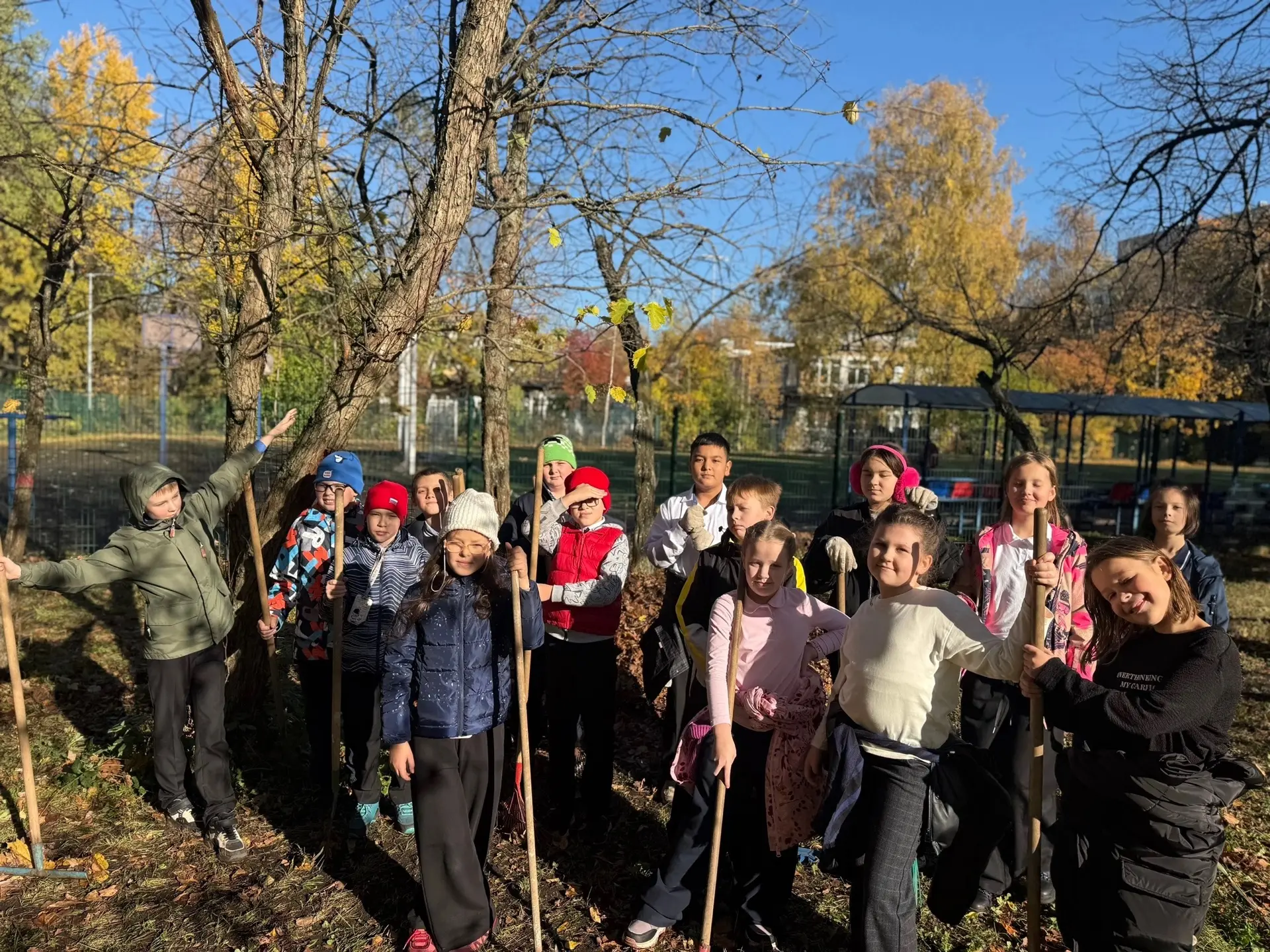 🍁 4 «В» класс провёл субботник!