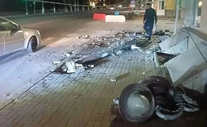 🚧 На улице Ленина заменили опору после аварии с автобусом