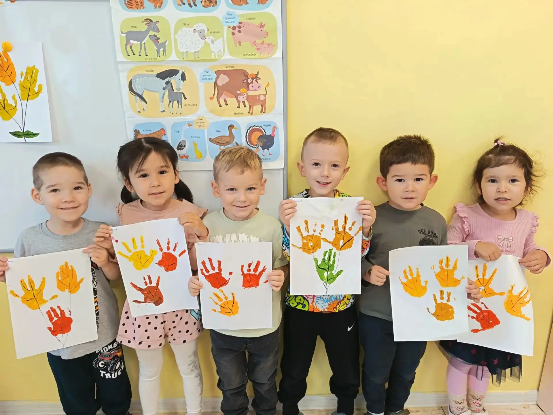 🍁 Золотая осень в ладошках: как наши ребята создавали осенний лес