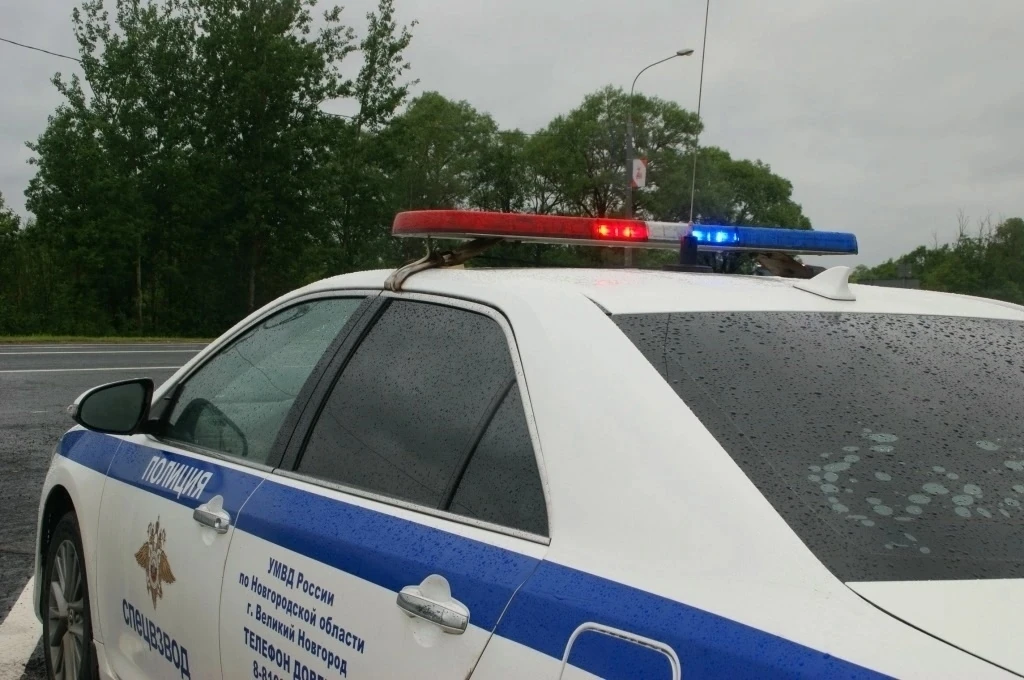 Ночью 09 октября при надзоре за дорожным движением в городе Боровичи автоинспекторами о...