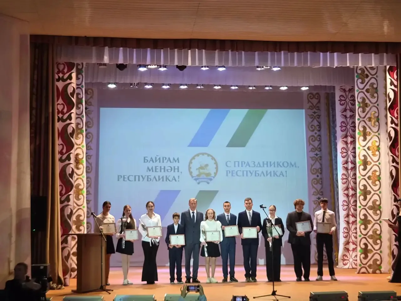 🎉 Поздравляем Басырова Арсена, ученика 9 класса, с заслуженной наградой! 🎉