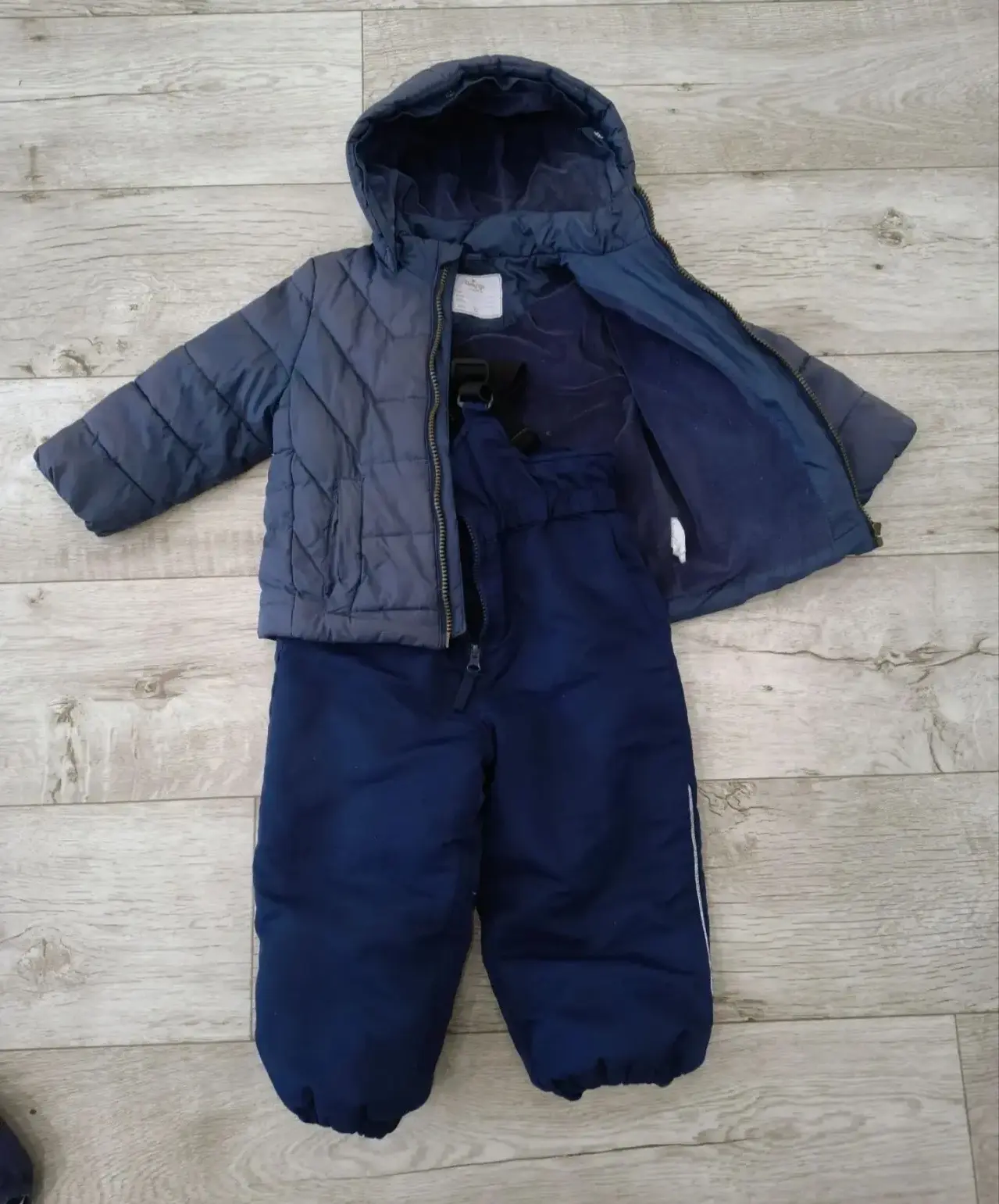 Продам куртку (комплект) для мальчика. Осень-весна, размер 92, на возраст 2–3 года. Рай...