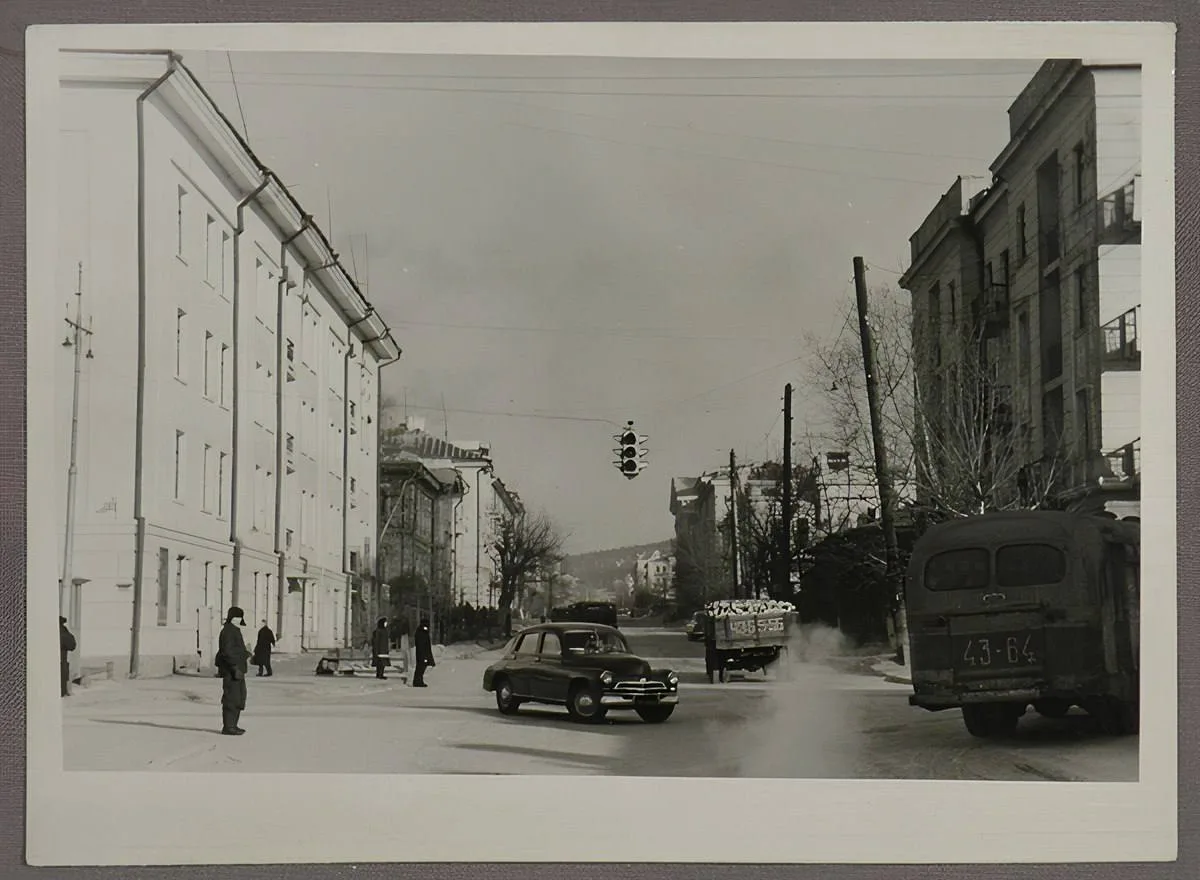 🛣️ Улица Ленинградская в 1960-е годы: вид от перекрёстка с Калинина (Амурской) в сторо...