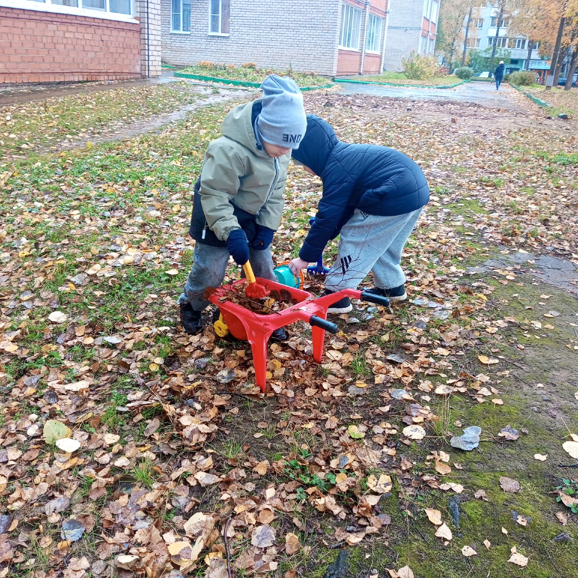 На прогулке мы не только гуляли, но и трудились с удовольствием: собирали опавшую листв...
