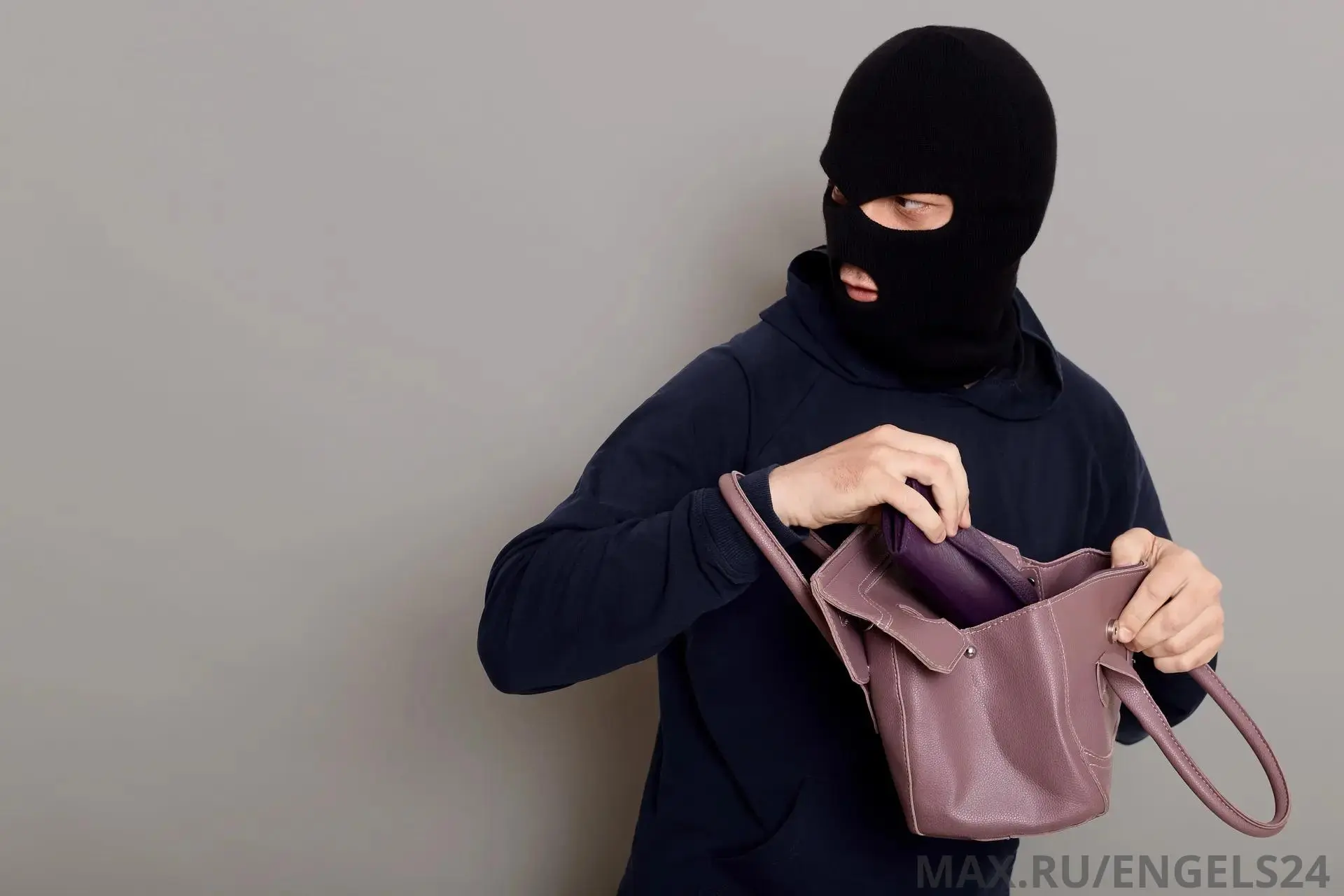 В Энгельсском районе подросток украл забытую на остановке сумку с деньгами