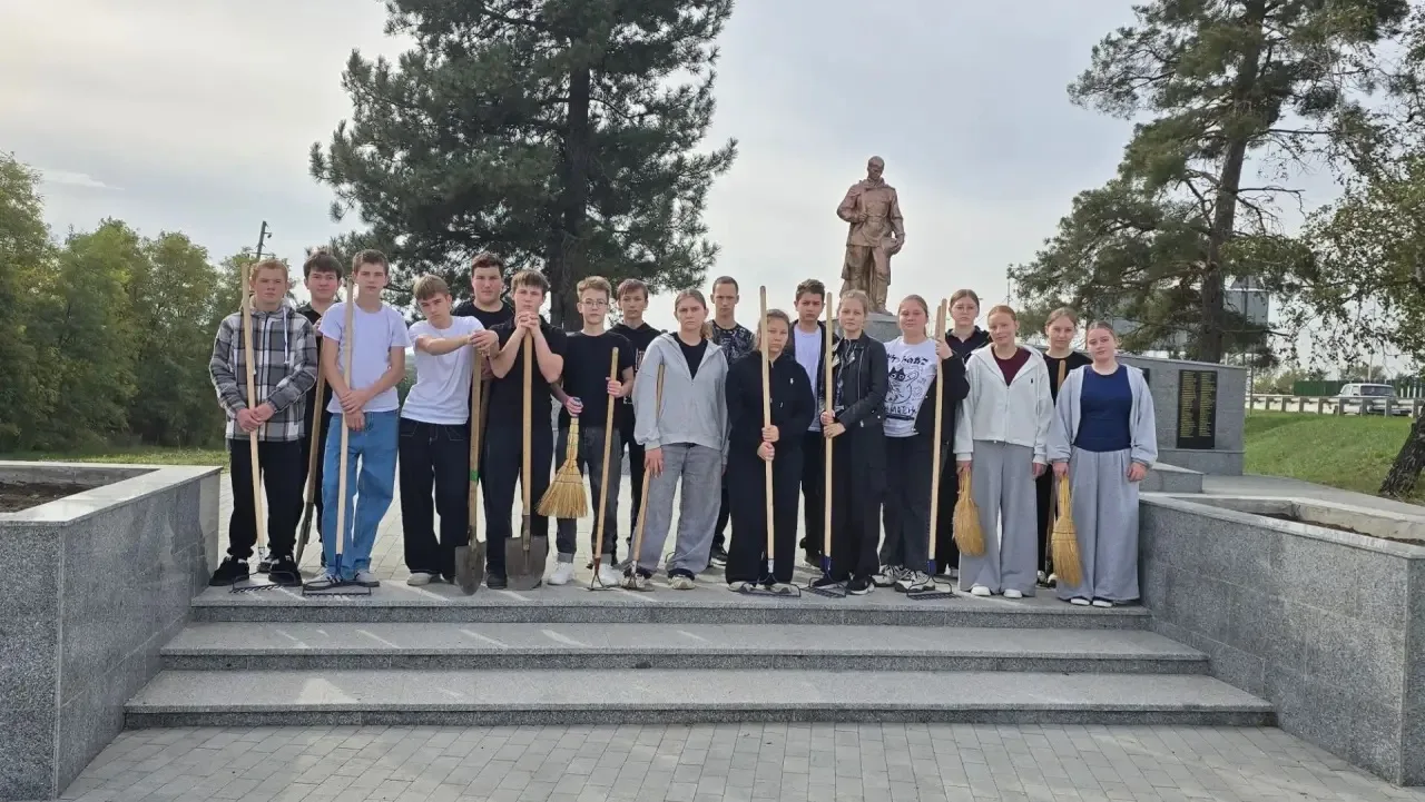 Сегодня вновь состоялся субботник на территории памятника Воину Освободителю Дербентско...