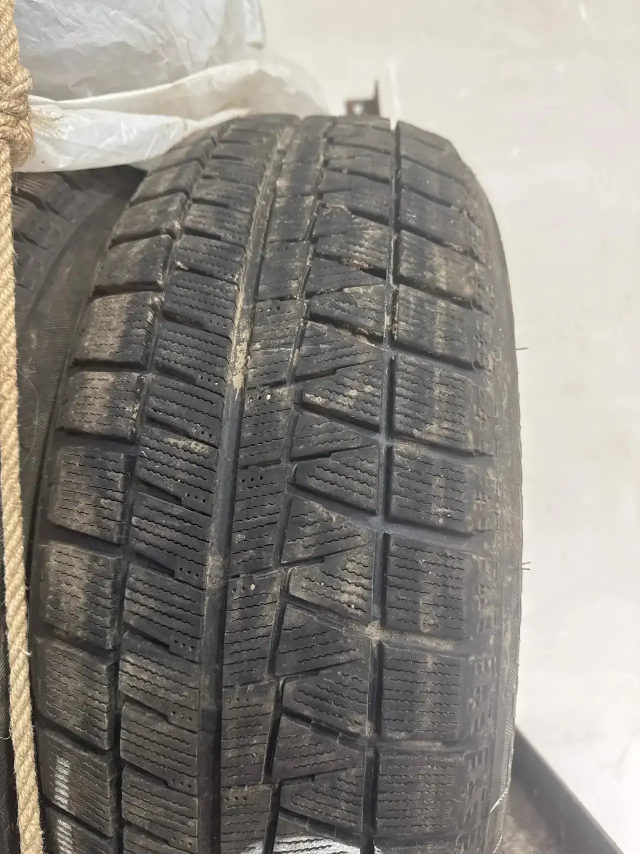 Продается зимняя фрикционная шина Bridgestone Blizzak Ice в хорошем  состоянии. Цена за...