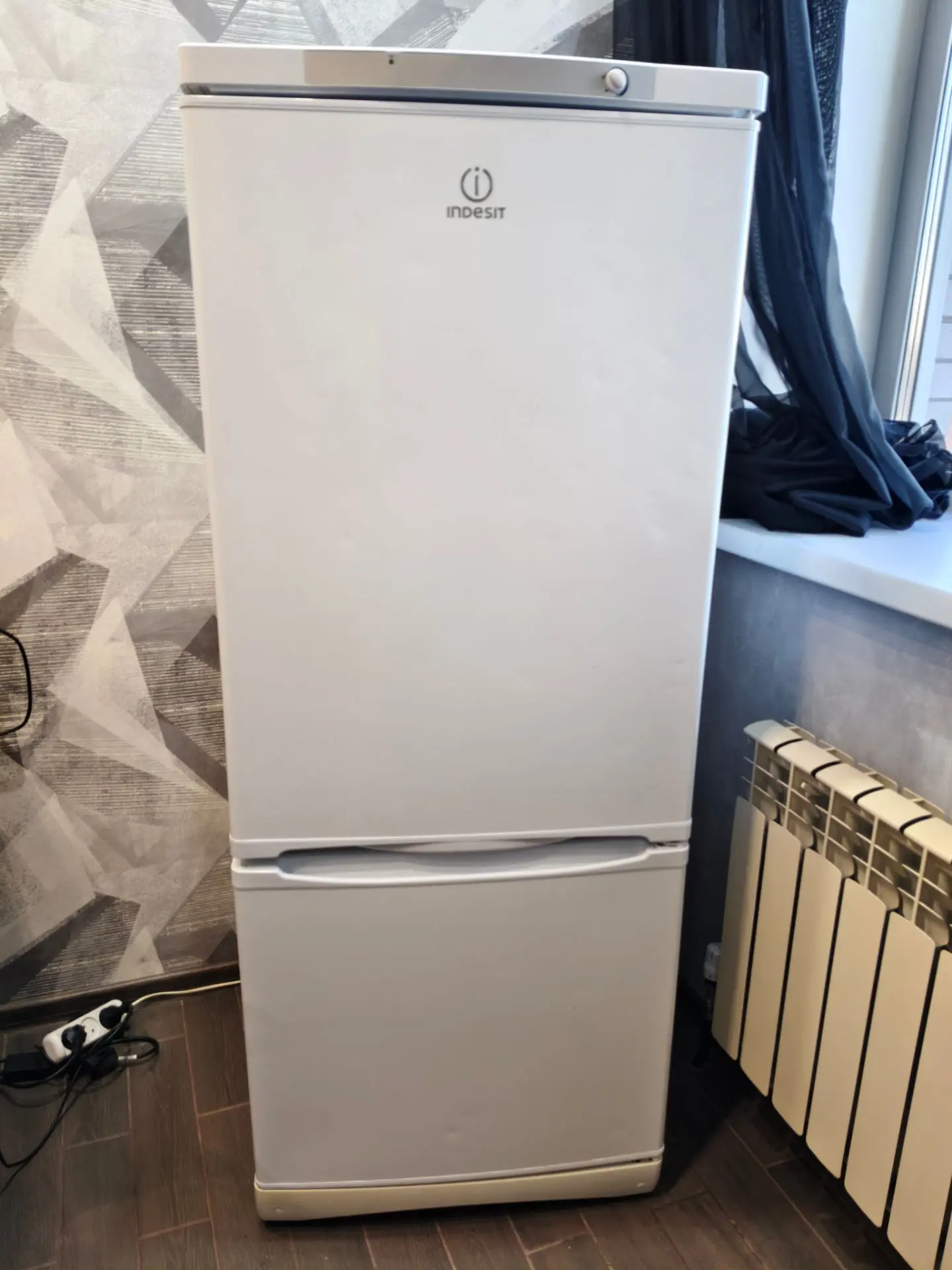 Холодильник INDESIT SB 15040, в хорошем состоянии! Есть небольшие царапины на работу не...