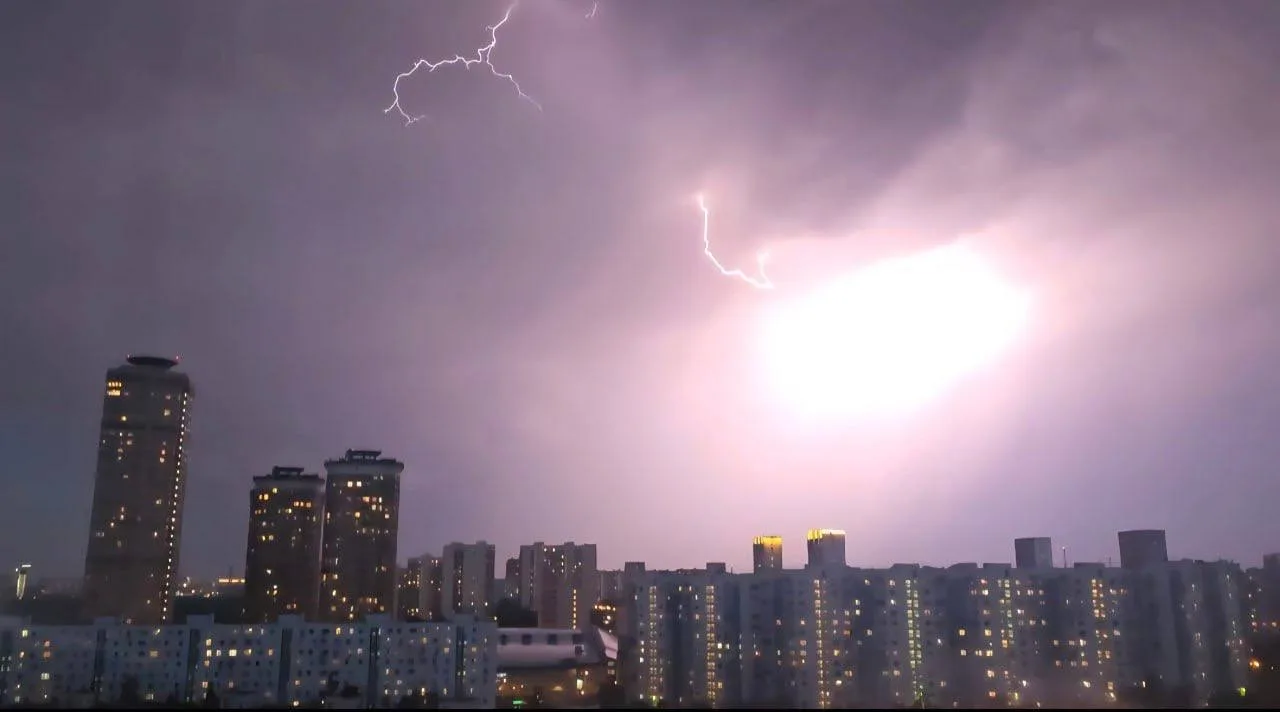 ⛈️ Редкая для октября гроза возможна в понедельник утром — синоптики