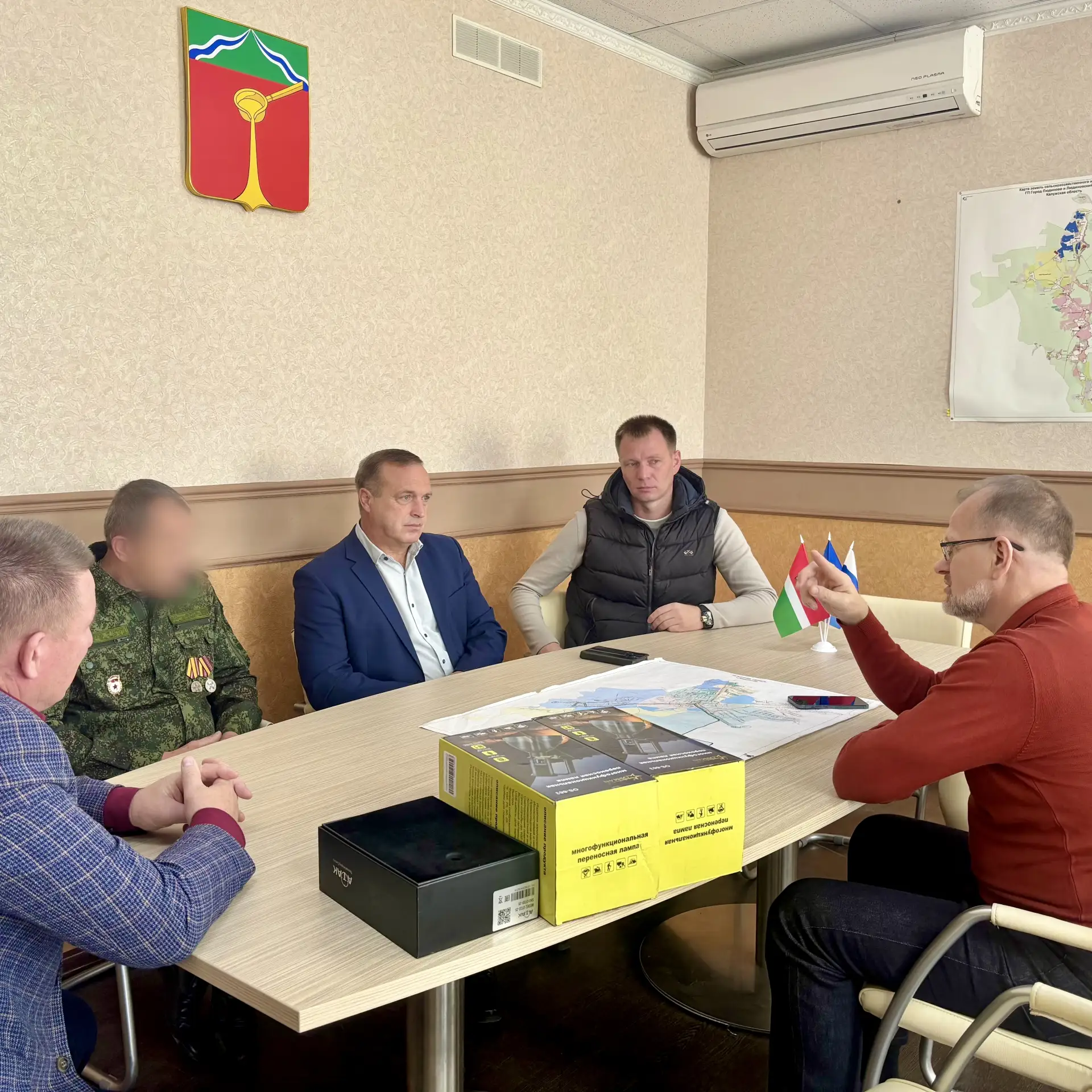 Сегодня встретились с нашим земляком — контрактником, который сейчас в отпуске.