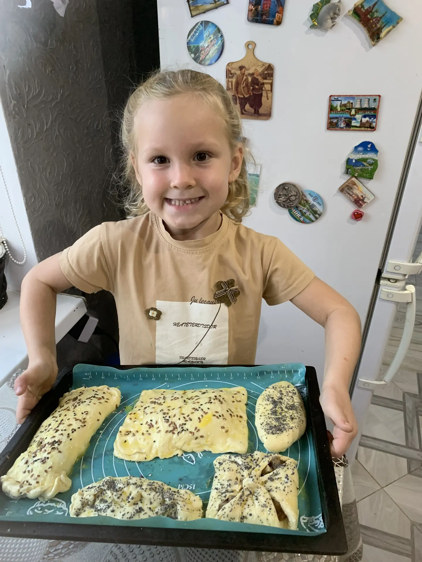 Алиночка помогла с пирожками