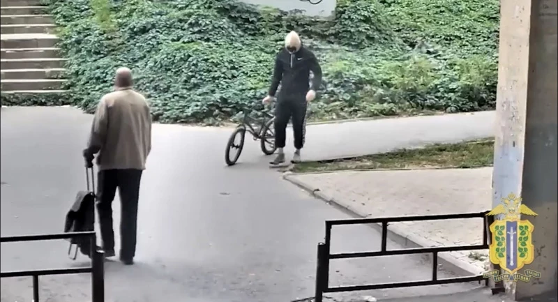 Кражу трюкового велосипеда парнем в маске записали камеры наблюдения