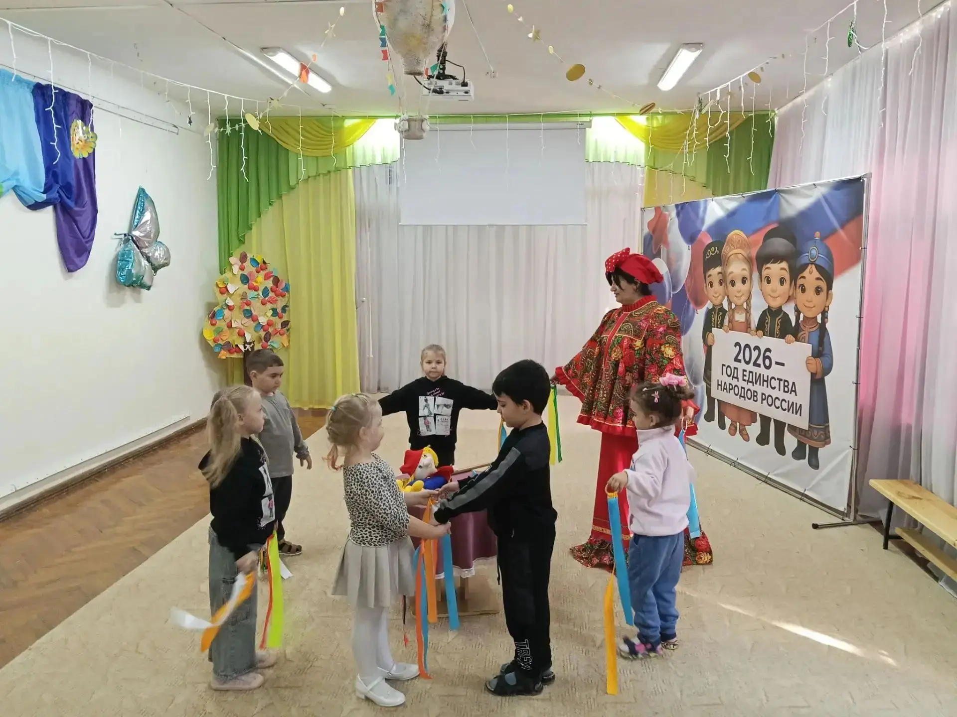 Продолжаем играть Фольклерные игры в детском саду. И сегодня народная игра "подарки", п...