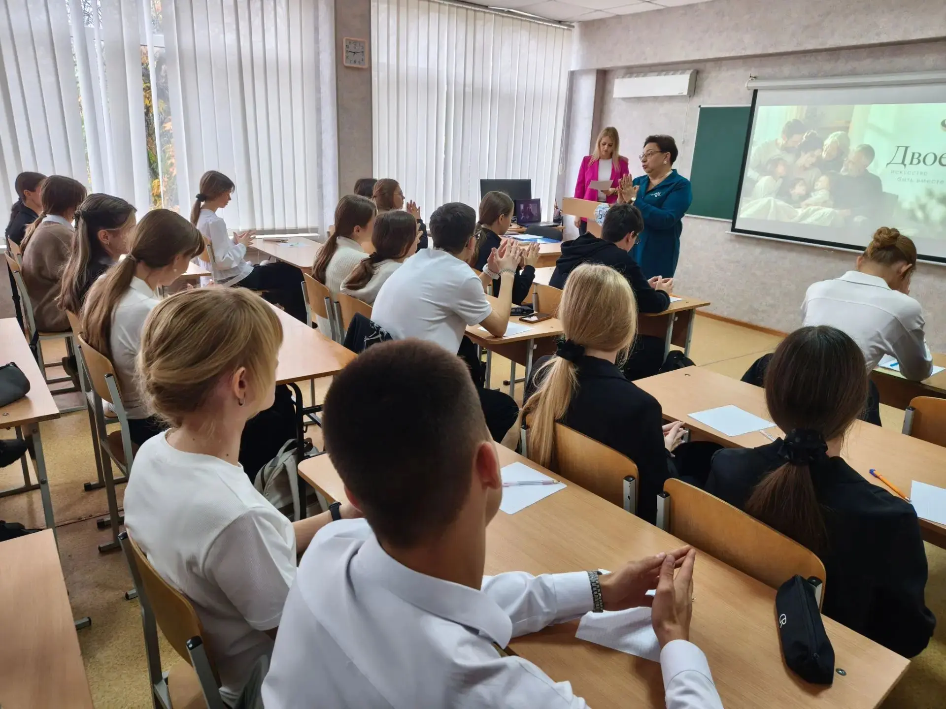 Новая встреча в рамках проекта «Двое: искусство быть вместе» состоялась в луганской школе