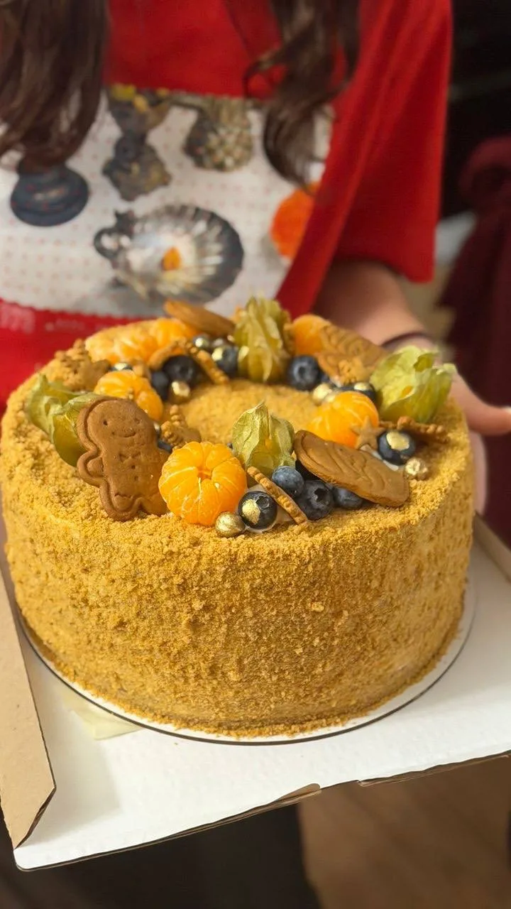 На прошлый Новый год я к столу заказывала Медовик 🍰🍰 Это было тааак вкусно!