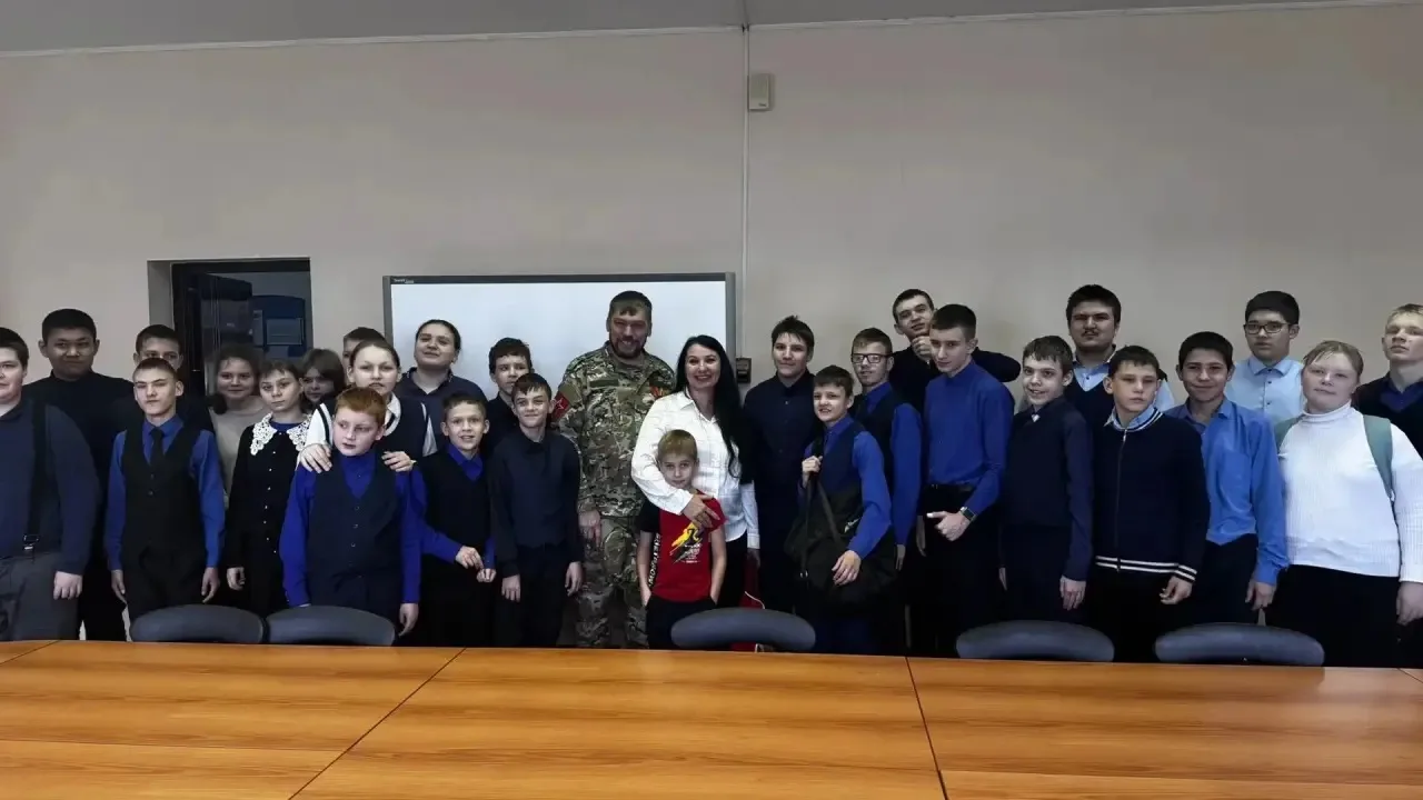 🇷🇺 Наш брат Александр Савин провел встречу с учениками Красноярской школы № 3, в кото...