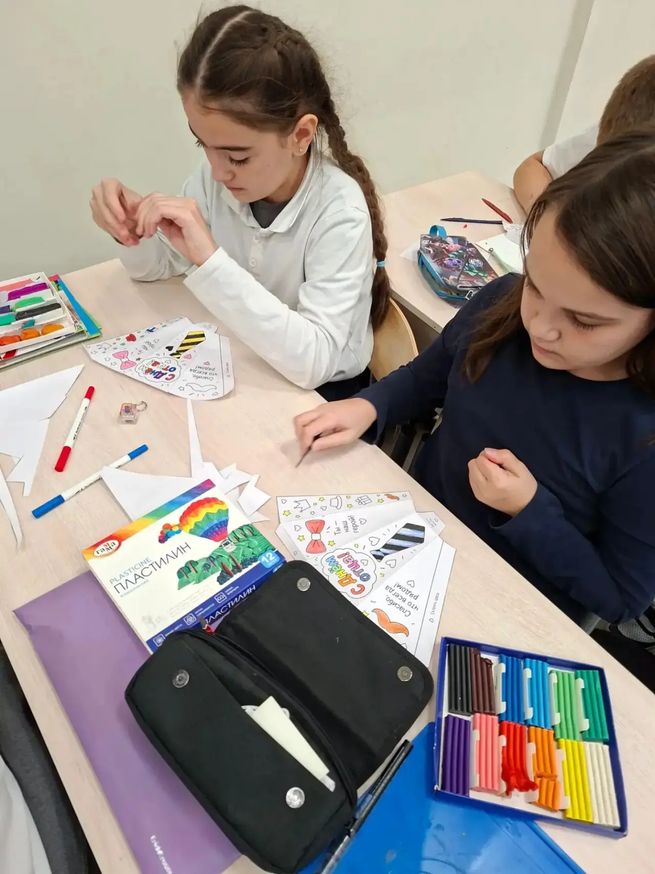 В воскресенье — День отца! 4 «И» и 4 «К» классы не остались в стороне: для любимых пап ...