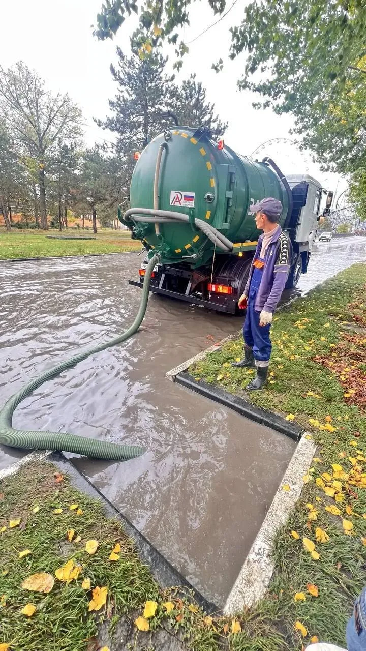 🚛 В Анапе начали откачивать воду с подтопленных дорог