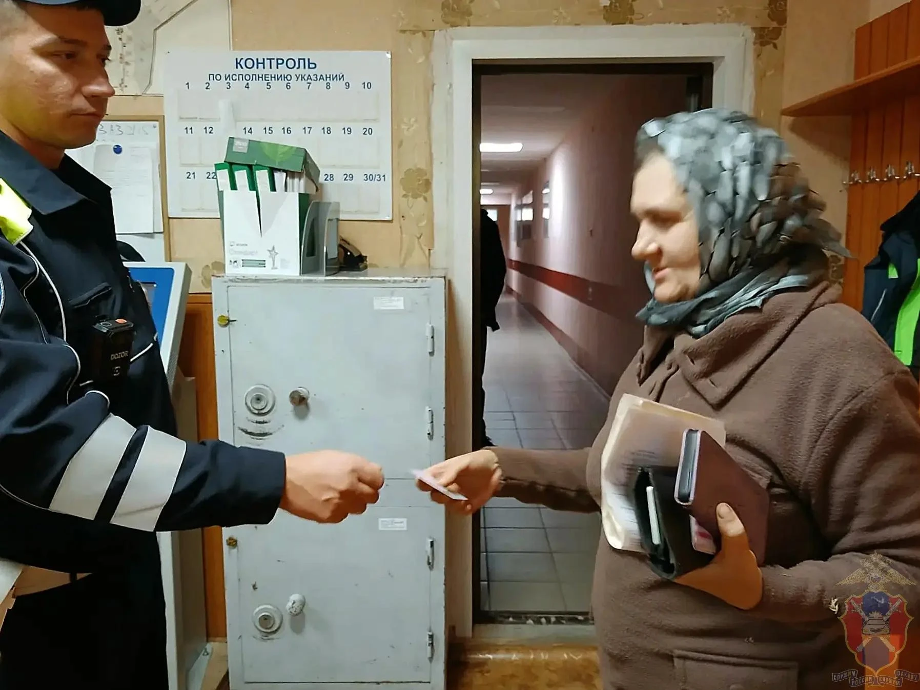 🤝Сотрудники Госавтоинспекции вернули автоледи потерянное водительское удостоверение