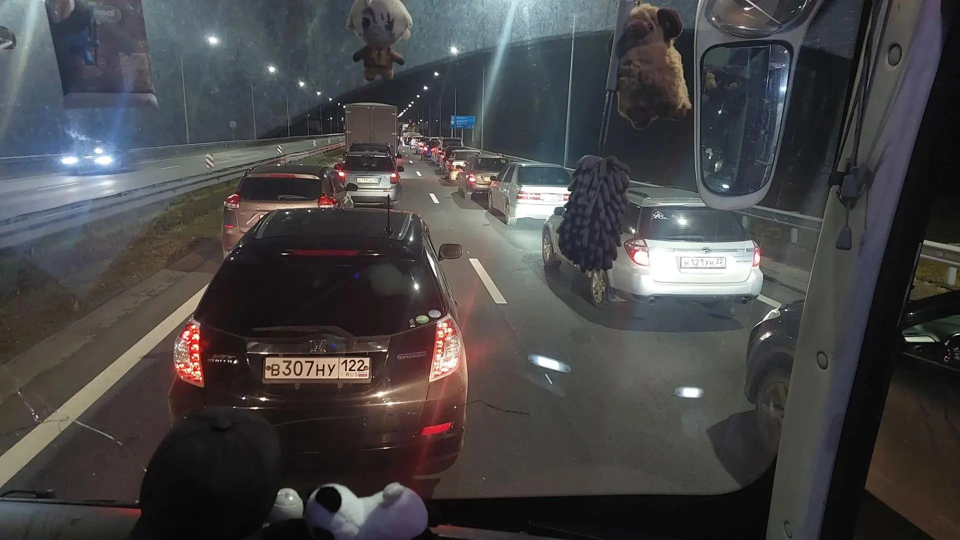 Пробка на выезде из Барнаула по Новому мосту. Стоят обе полосы.