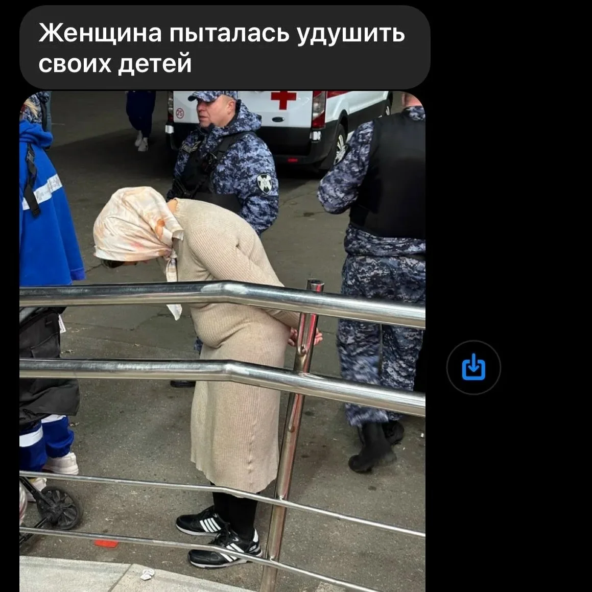 Очевидцы остановили женщину, пытавшуюся задушить детей в Москве!