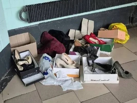 ❗️ В подъезде на Отрадной устроили склад вещей
