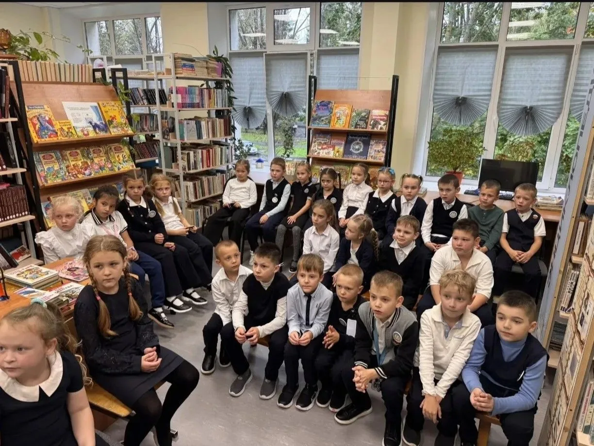 С самого начала сентября наша школьная библиотека превратилась в настоящий центр притяж...