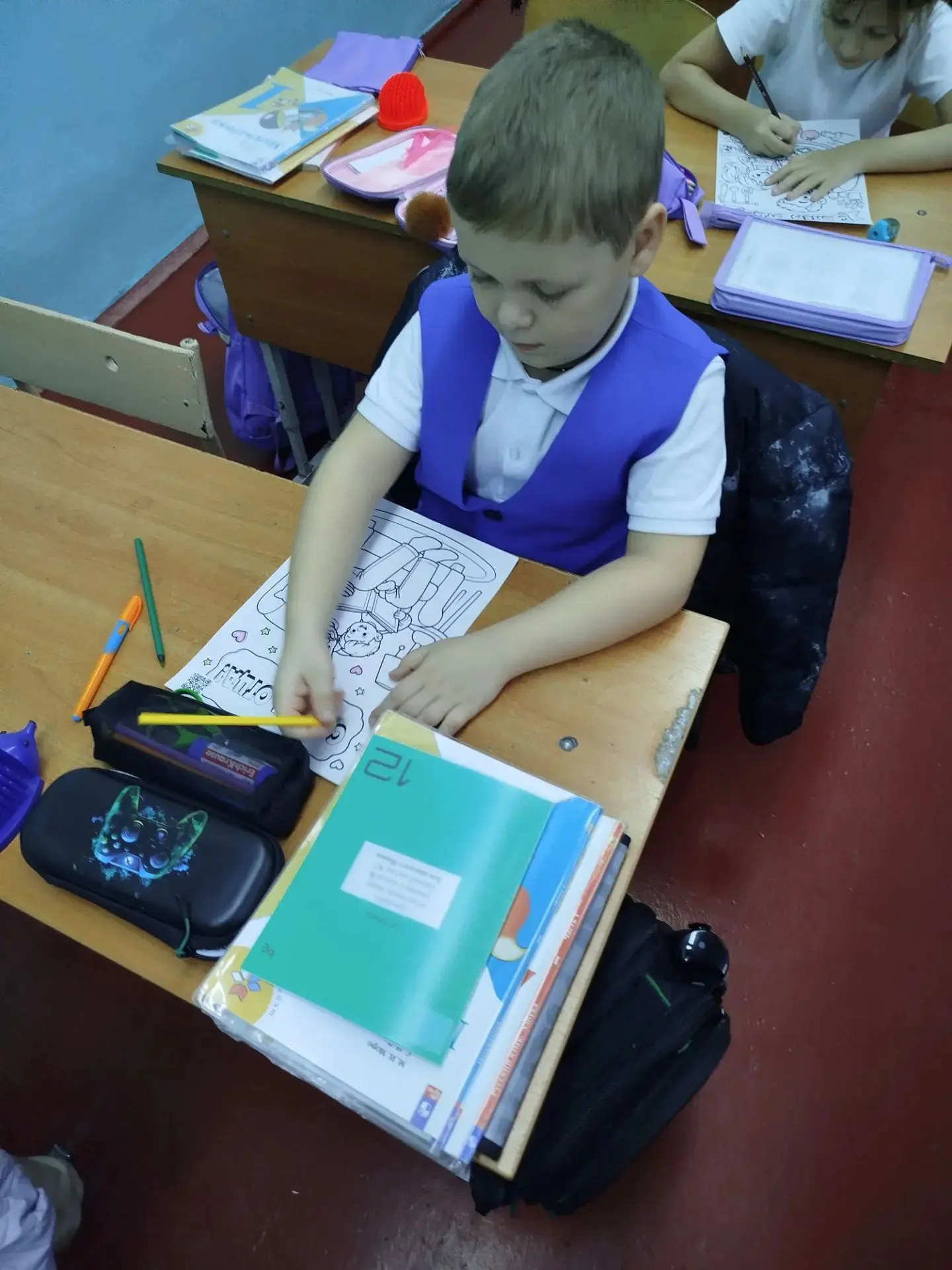 С Днем Отца своих пап, дедушек и старших братьев поздравляют обучающиеся 1 Б  класса.