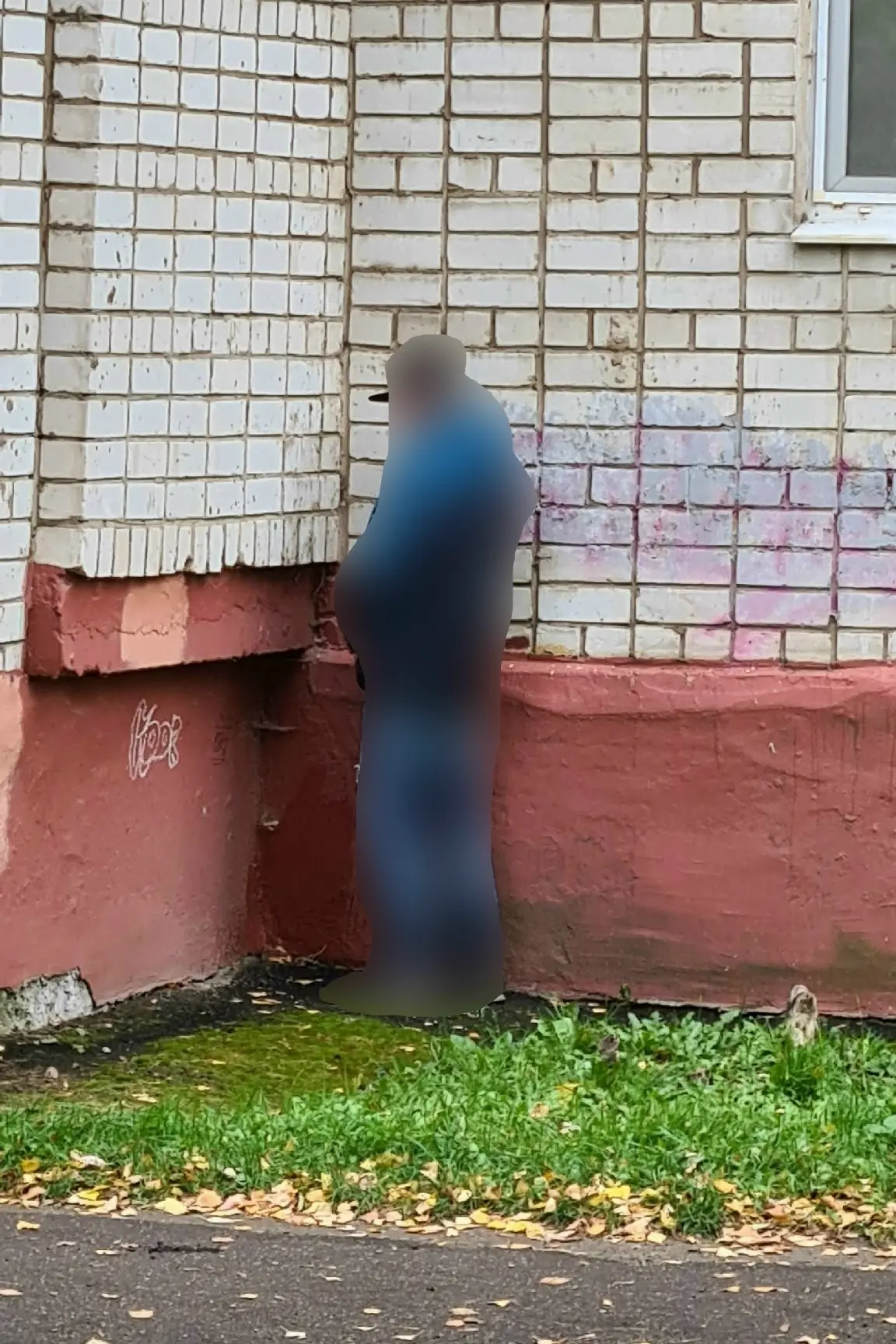 Те, кто писается на стены домов, понимают, каково жильцам первых этажей?