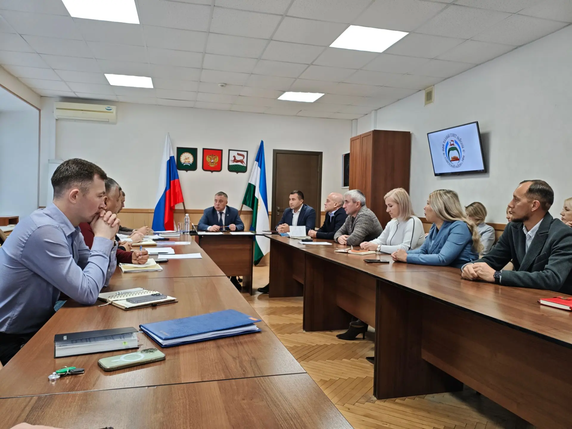Новую рабочую неделю  начали с оперативного совещания.