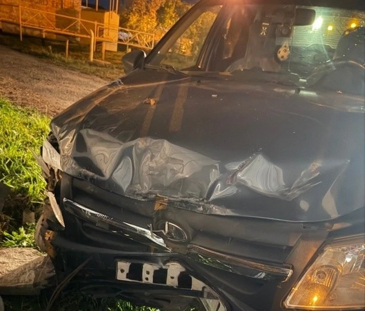 🚗 В Орле «Гранта» врезалась в забор и ранила водителя