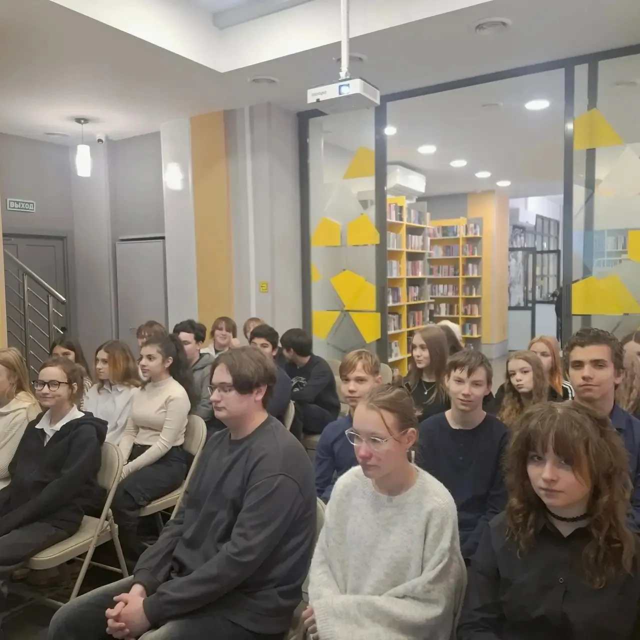 В рамках Всероссийского месячника школьных библиотек, 13 октября обучающиеся 8Г класса ...